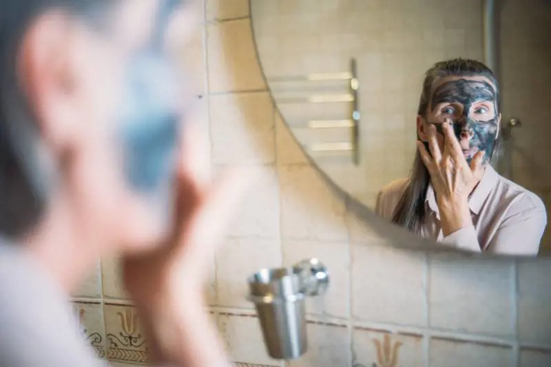Pori dilatati a 60 anni: i rimedi naturali più efficaci