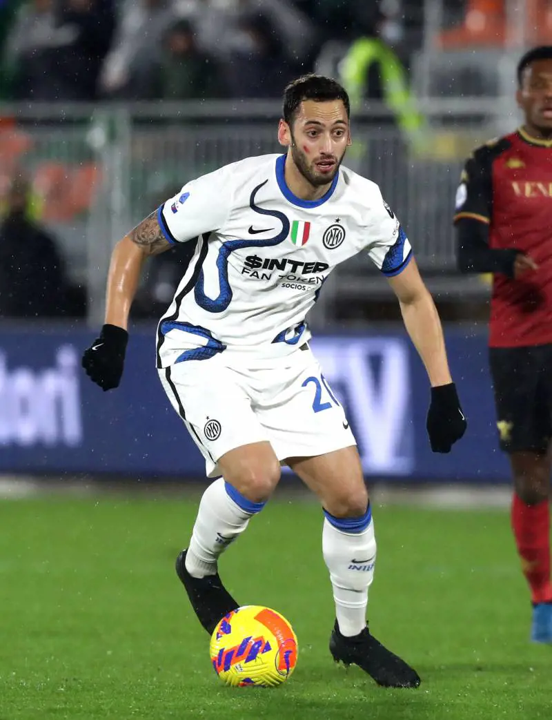 Diavolo nel mirino dell'ex. La rimonta dell'Inter col cecchino Calhanoglu