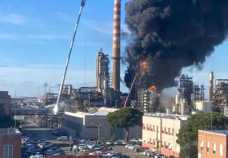Esplosioni e fiamme: incendio alla raffineria Eni di Livorno