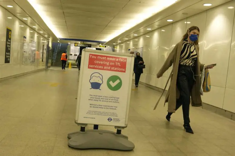 Come riconoscere la Omicron: i sintomi a cui stare attenti 