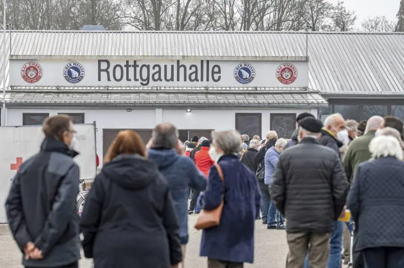 Berlino pronta a trasferire i malati in Lombardia. L'Oms: "Stop ai viaggi per gli over 60 e i fragili"