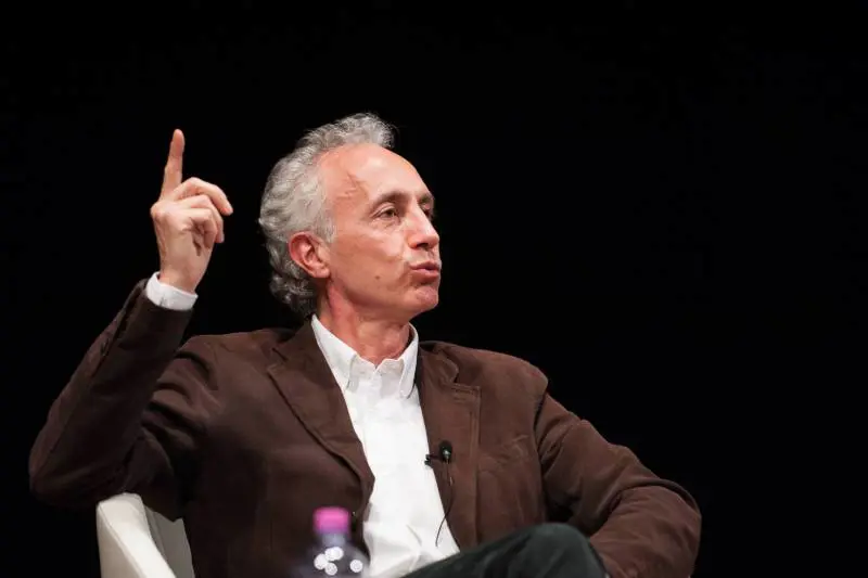"Potranno ordinare stragi...". Ed è bufera su Travaglio