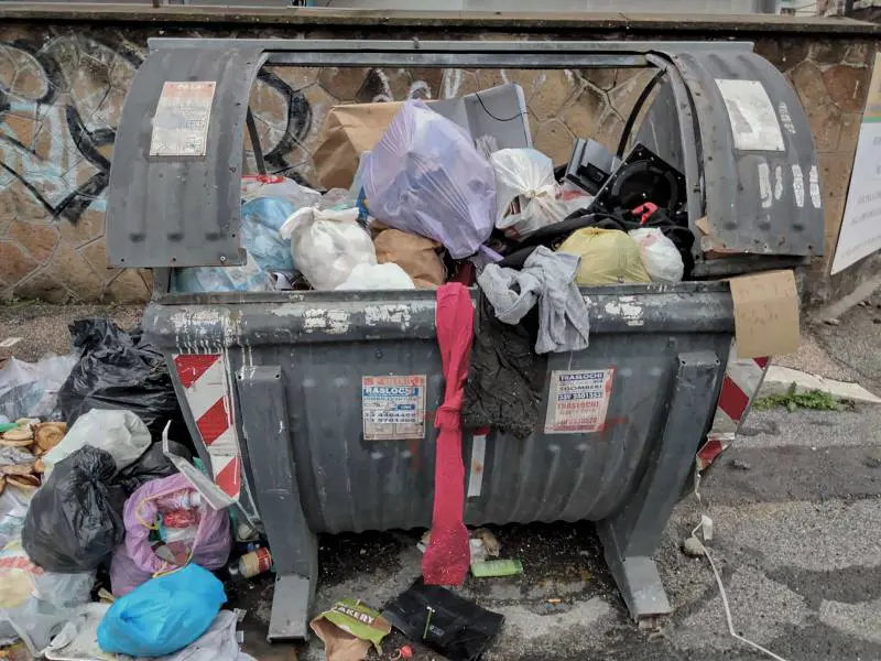 Scontro tra Ama e sindacati per gli stipendi. Roma sempre più sporca