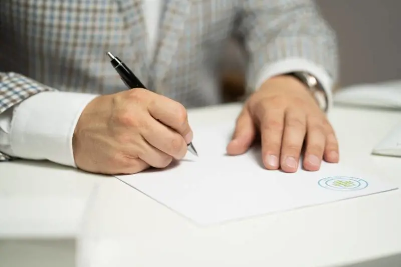 Contratto d’affitto, chi deve registrarlo e cosa succede se non lo fa