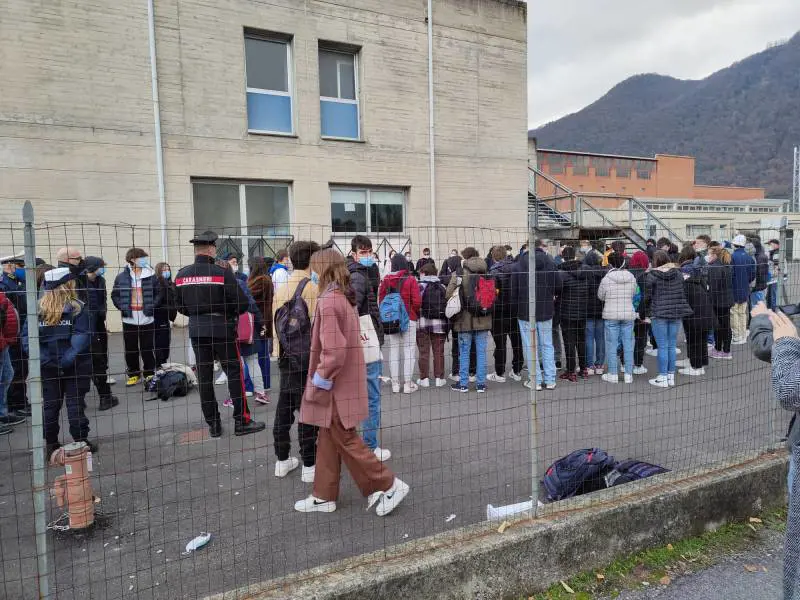 Ora spuntano pure i "No hub": "Un ricatto tra salute e istruzione"