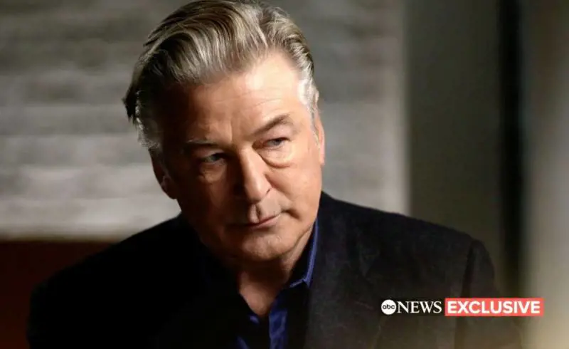 "Non ho premuto il grilletto". Alec Baldwin si dispera in tv dopo la tragedia