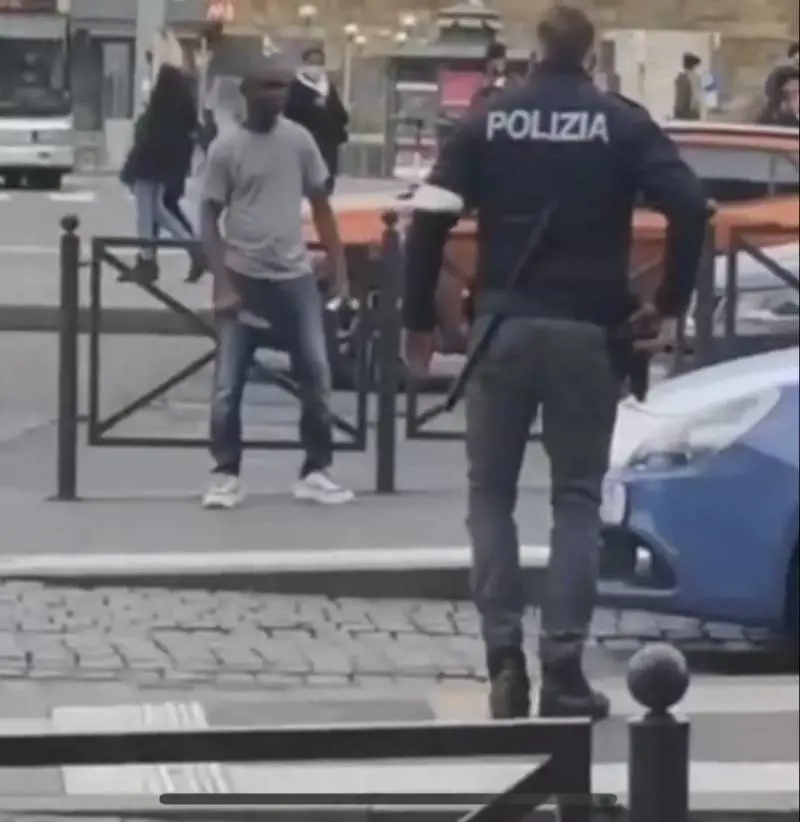 Straniero armato di coltello semina il panico alla stazione Termini: arrestato