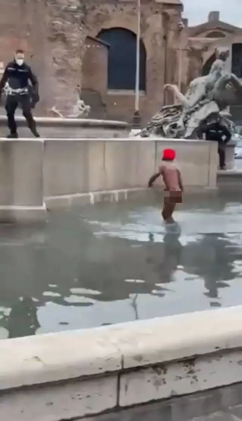 Choc a Roma: straniero nudo minaccia i passanti. Poi si tuffa nella fontana
