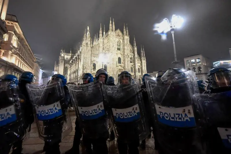 "Siamo stremati...". Scoppia l'ira delle forze dell'ordine