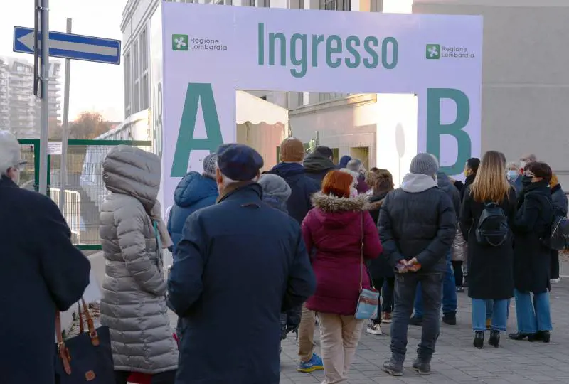 La corsa di Omicron, c'è il primo morto. L'Oms: rischio alto. Si diffonde in Italia