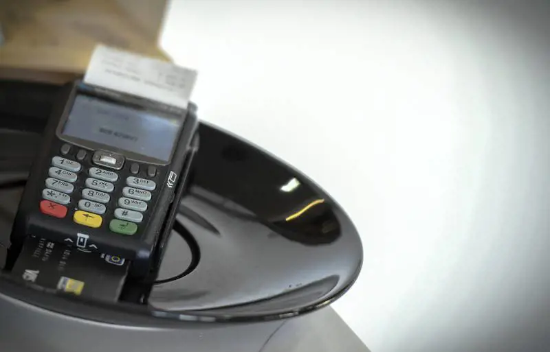 Soglia a 60 euro per il Pos, tetto al contante: la manovra "bollinata"