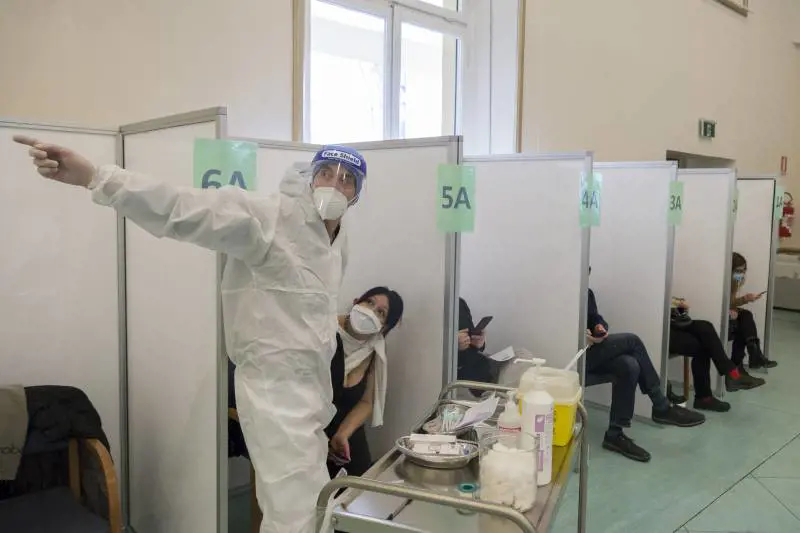 I vaccini fanno da argine. E per i lombardi è certo un Natale in zona bianca