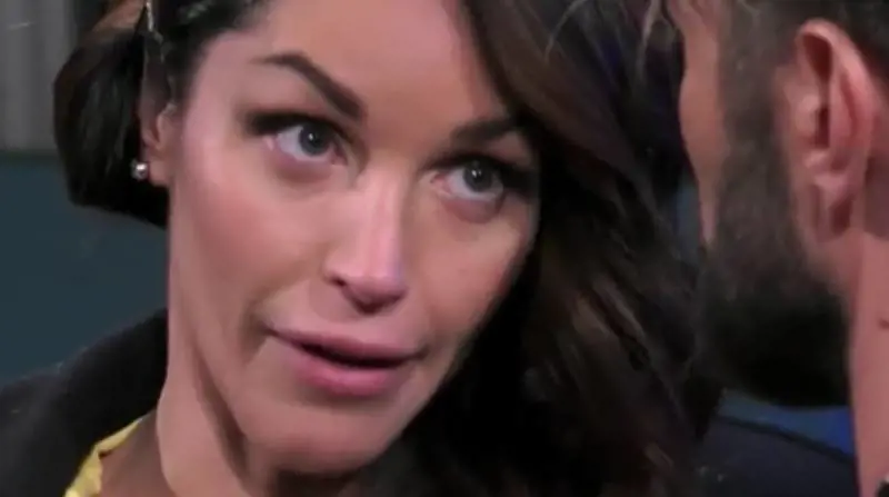 Il fuori onda furioso di Delia contro Alex: "Hai t..., si vede tutto!" 