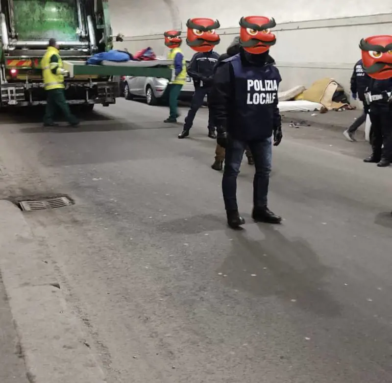 La sinistra "buona" di Milano butta coperte e materassi dei senzatetto