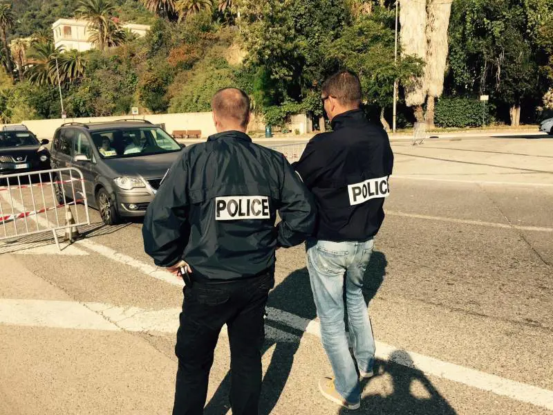 I trucchi della Francia per respingere i clandestini prima dell'ingresso