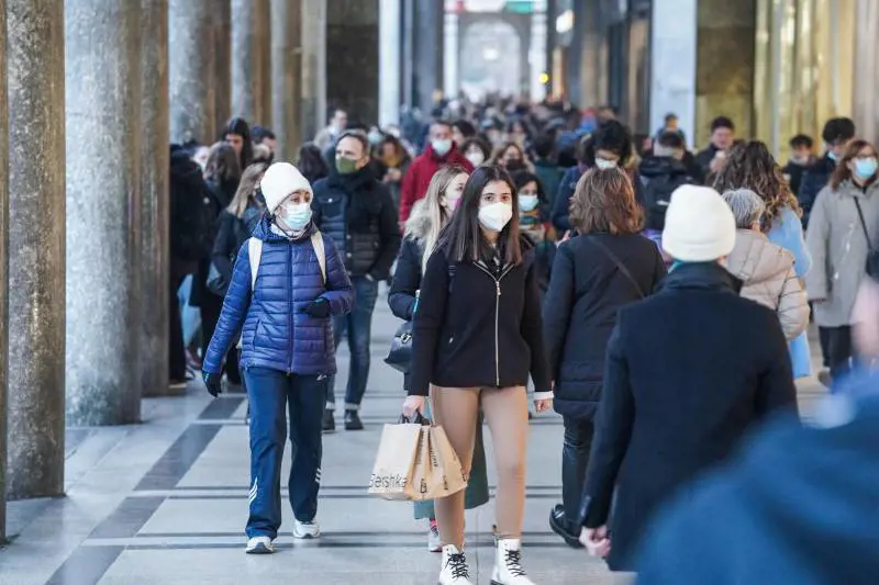 Omicron, contagi e vaccini: cosa ci aspetta nei prossimi giorni