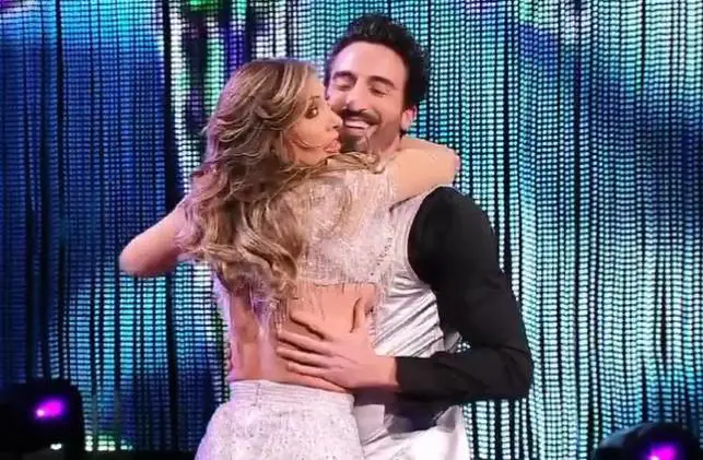 Il top si slaccia durante il ballo: Sabrina Salerno rischia il topless in diretta