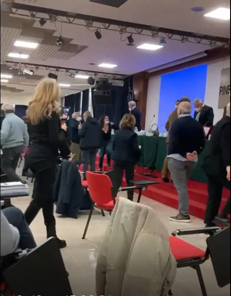 L'irruzione dei medici No vax: salta l'assemblea dell'Ordine