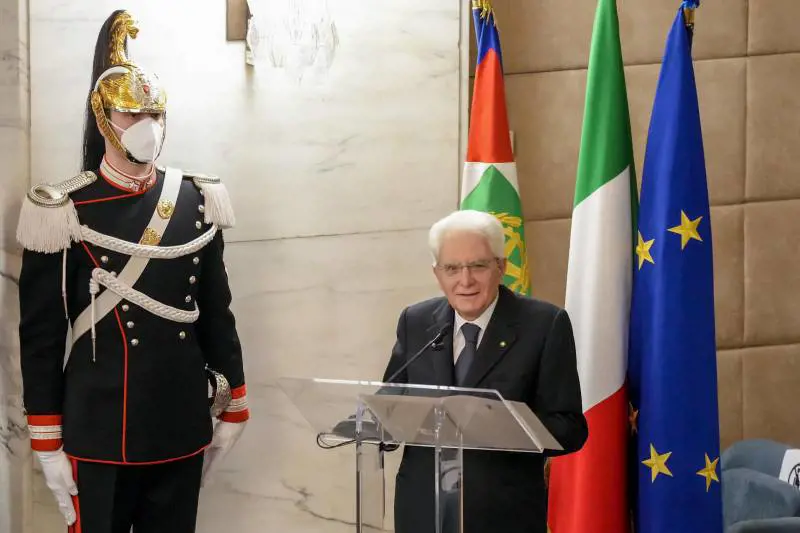 Mattarella tuona: "Troppi No vax sui media"