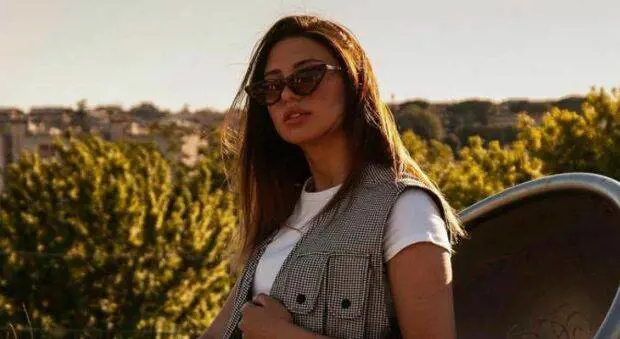 Il set fotografico sul tetto: modella precipita e muore