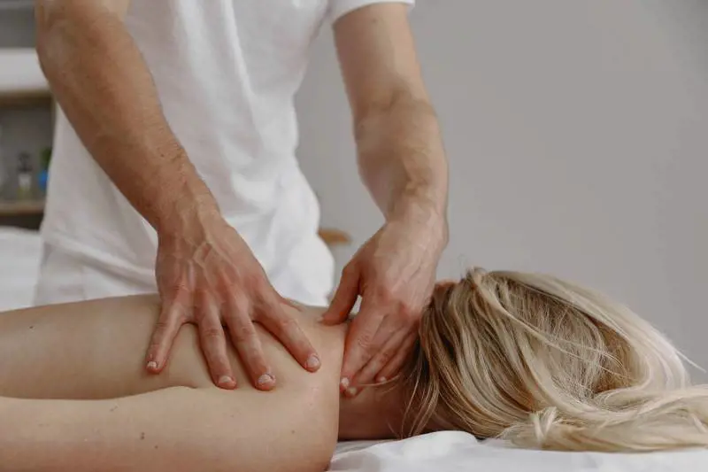 Massaggio californiano: come si fa e benefici per gli over 60