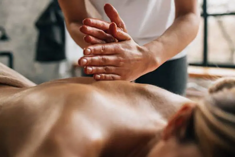 Massaggiatore violenta 21enne durante un trattamento