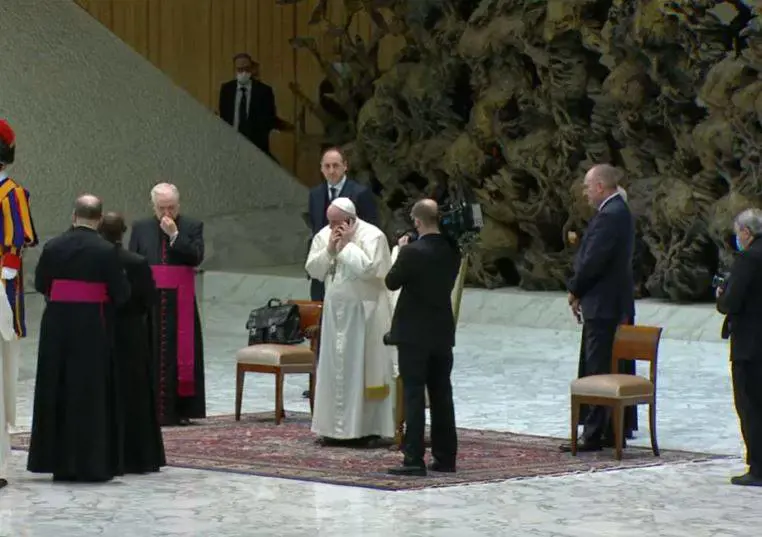 "Una chiamata urgente". E il Papa interrompe il cerimoniale