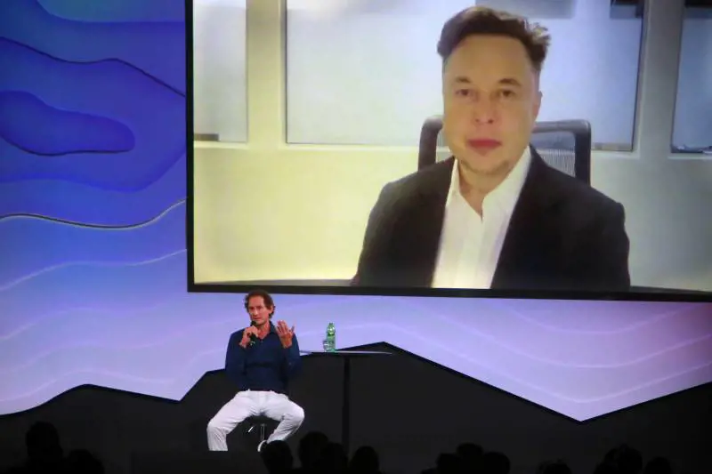Musk mantiene la promessa. E fa cassa con le azioni Tesla