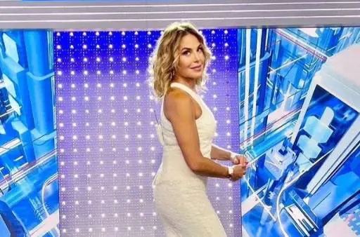 "Sto una favola...". E la d'Urso smentisce le fake news