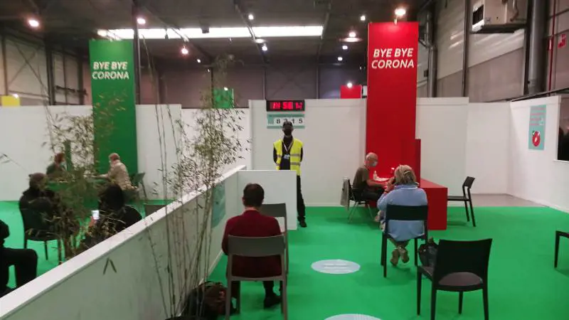 RIceve otto vaccini per fare avere Green Pass ai no-Vax. Arrestato