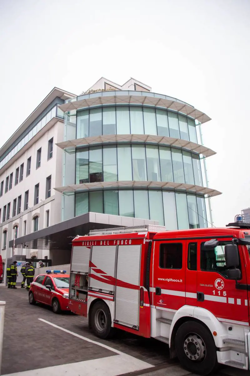 Boato all'alba a Milano: esplode un palazzo. Trovate taniche di benzina accanto a una donna
