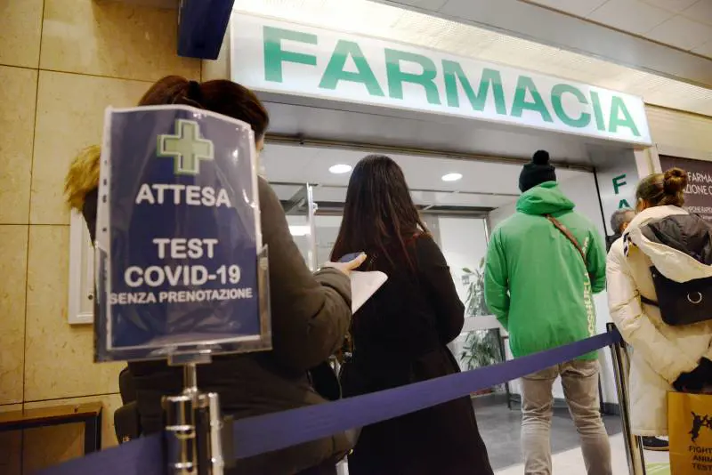 Le file per i tamponi come il Black friday