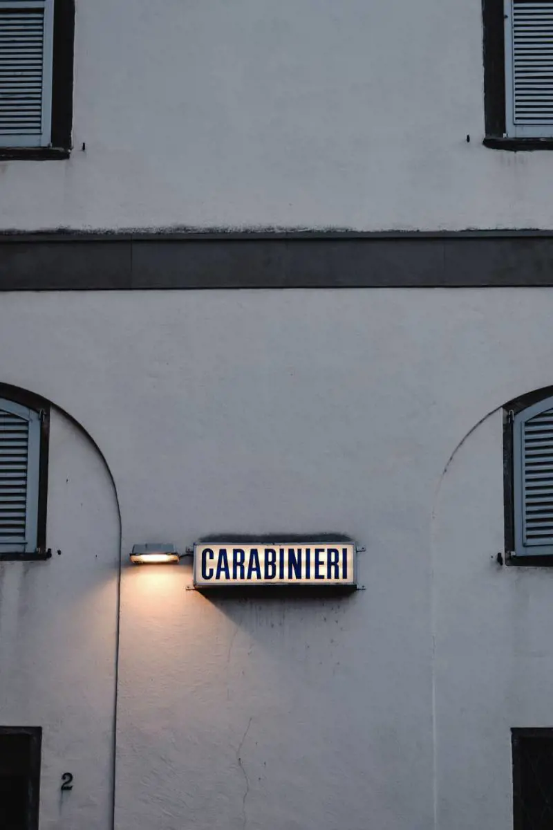 "Mi tradisce". E accoltella la moglie