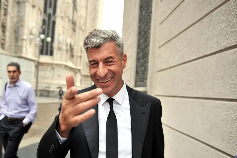 Quando l'intervista è arte. Le conversazioni (sur)reali di Maurizio Cattelan