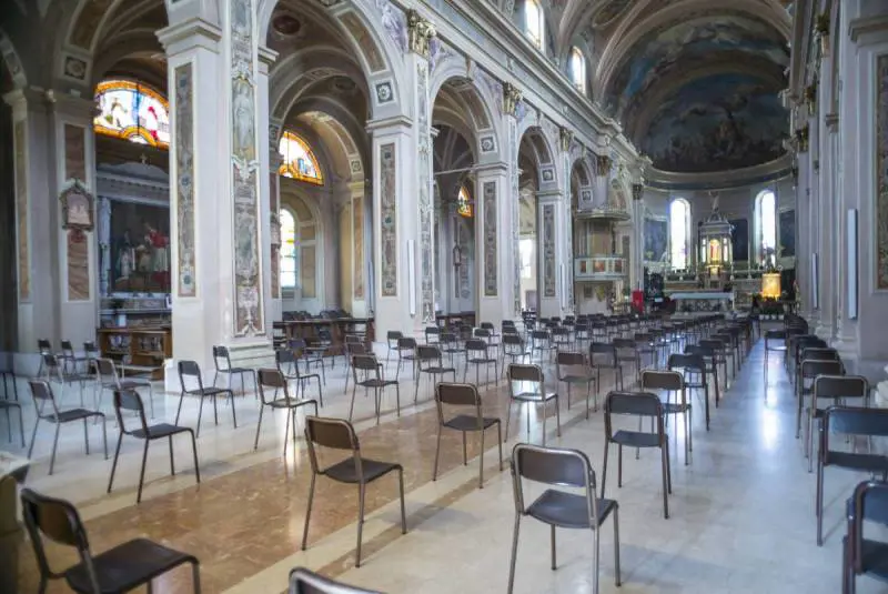 "In chiesa solo col green pass". La proposta del cardinale