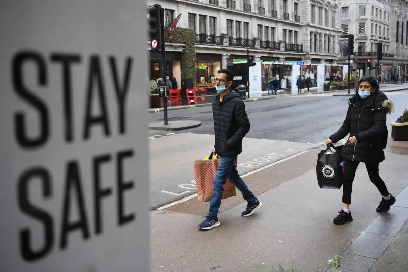 Contagi e ricoveri in calo: la lezione di Londra su Omicron