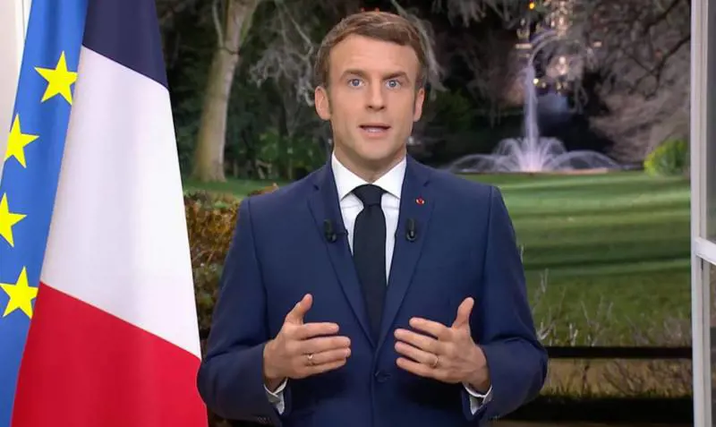 Macron al timone dell'Ue (ma con la testa all'Eliseo)