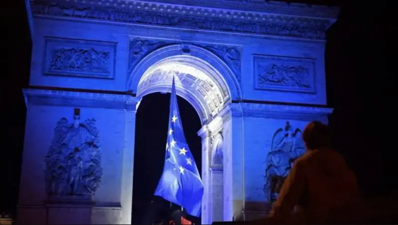 Tolta la bandiera Ue dall'Arco di Trionfo. Le destre esultano: "Vittoria patriottica"