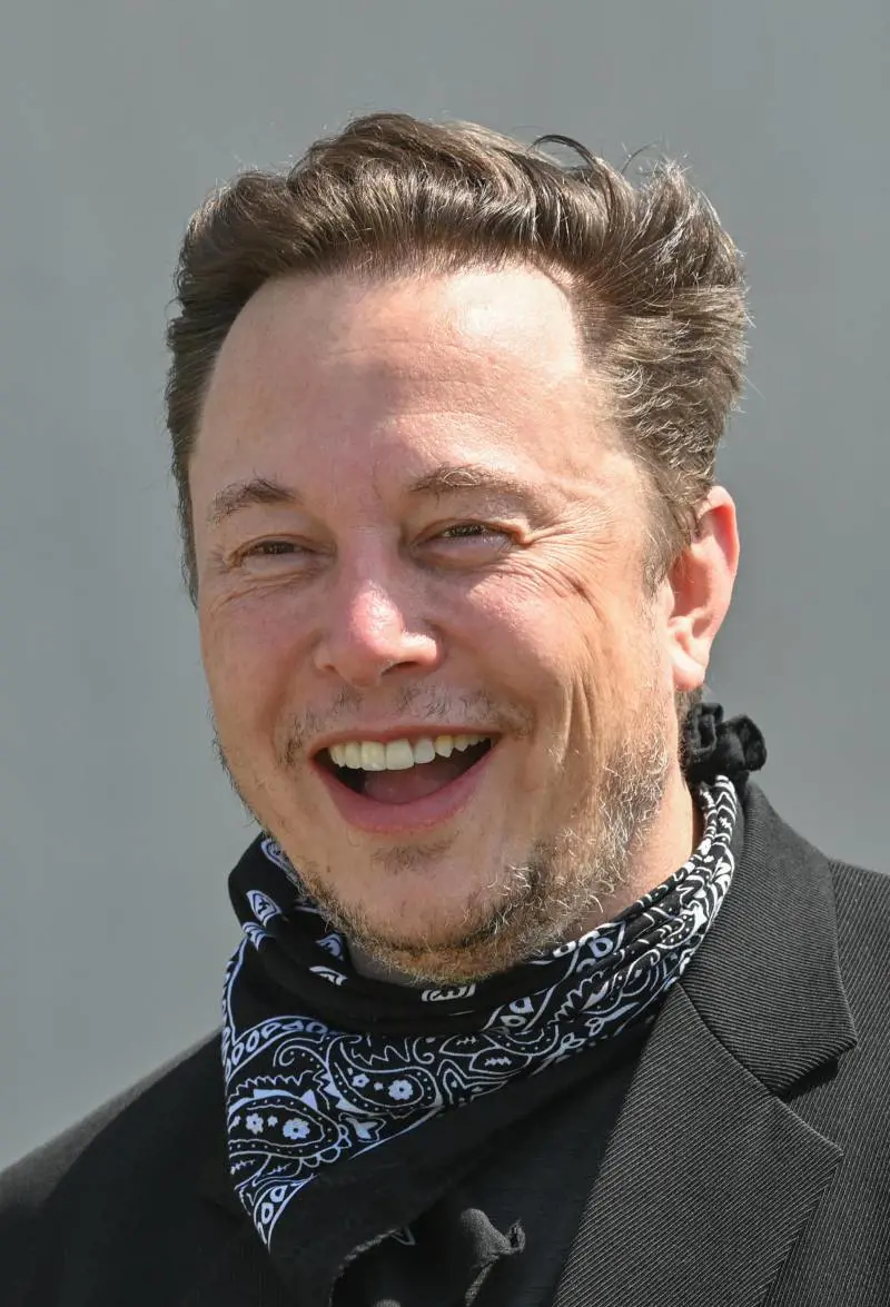 Bufera sullo showroom Tesla nello Xinjang. "Musk finanzia la persecuzione degli uiguri"