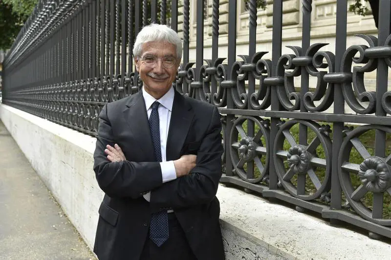 Tim in coda ai big tlc. Sale l'ipotesi rete pubblica