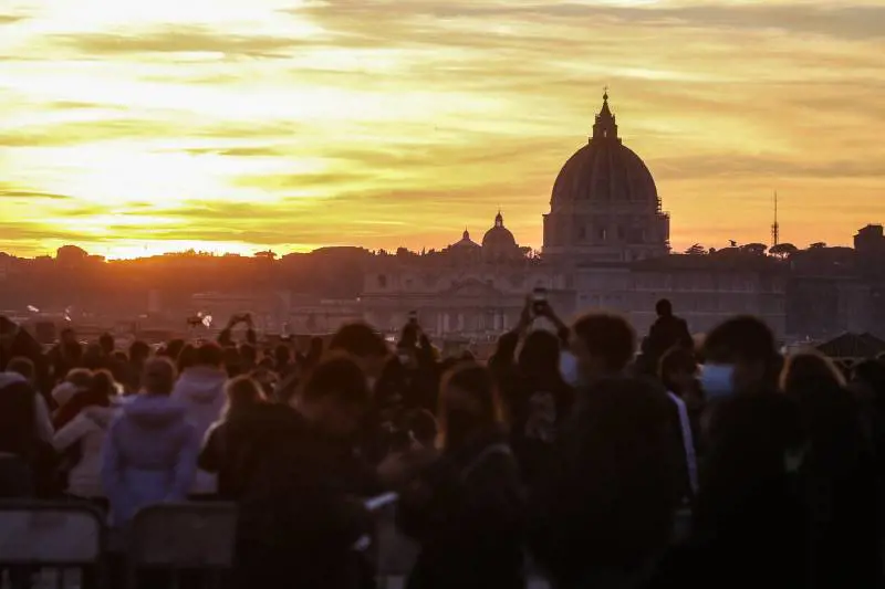 Mascherine all'aperto e discoteche: cosa ha deciso il governo