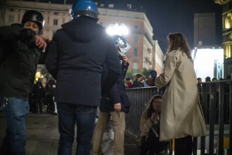 Circondate, palpeggiate e violentate: così ha agito il branco di Capodanno