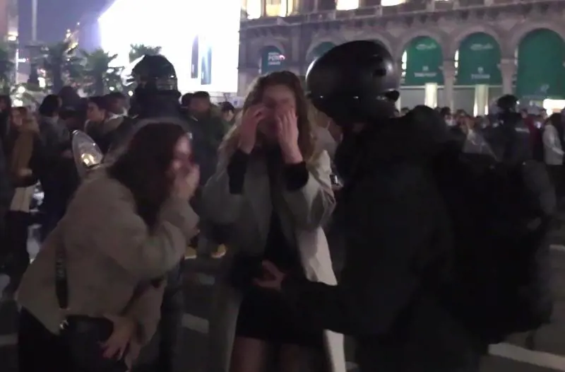 "Nude, rannicchiate, coi lividi". L'orrore sulle ragazze in piazza Duomo