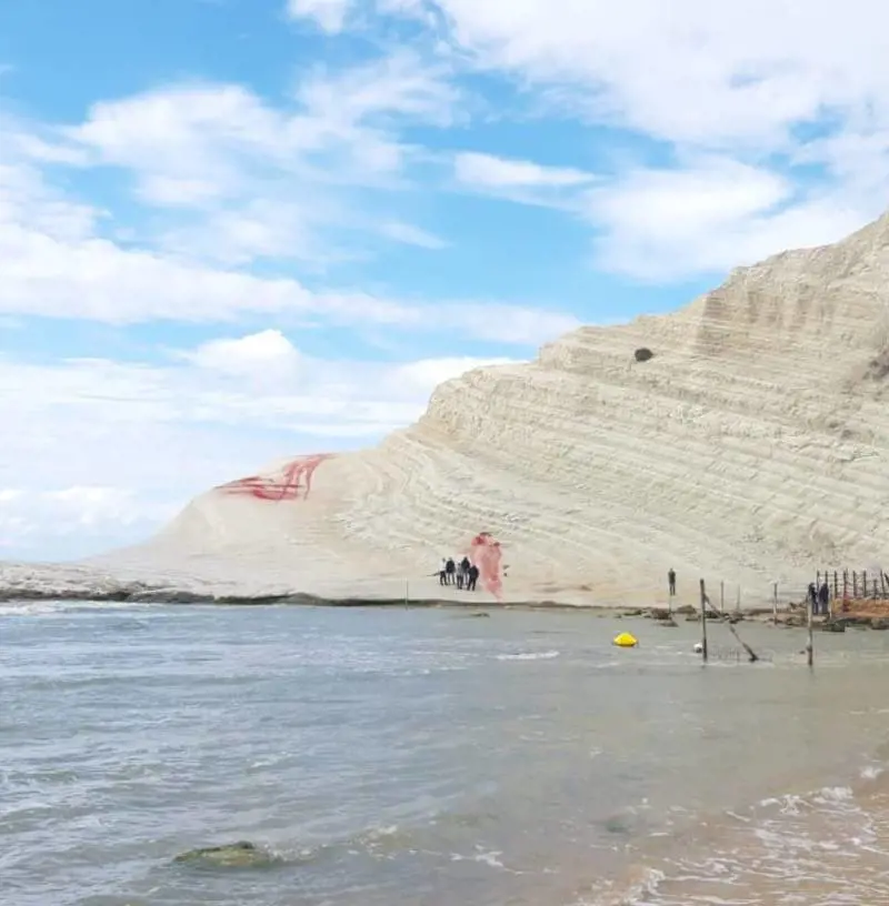 Sfregio alla Scala dei Turchi di Agrigento: così è stata rovinata dai vandali