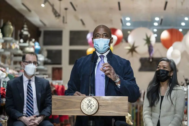 Il nuovo sindaco di New York tiene famiglia. Promuove già il fratello e il suo migliore amico
