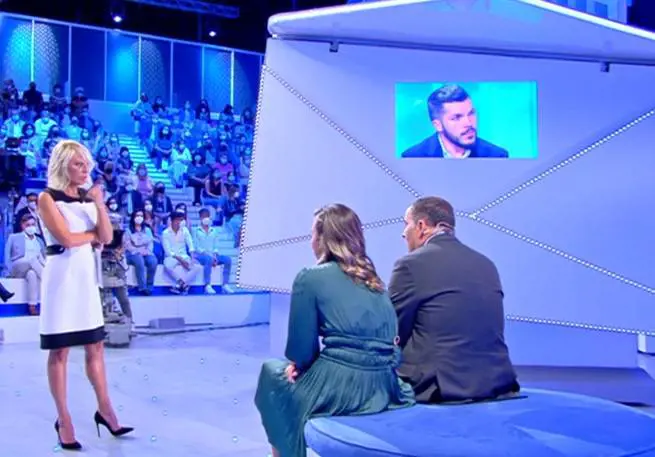 C'è posta per te, Alessia tradita dal marito: "Ce l'ha d'oro?". Interviene la Venier