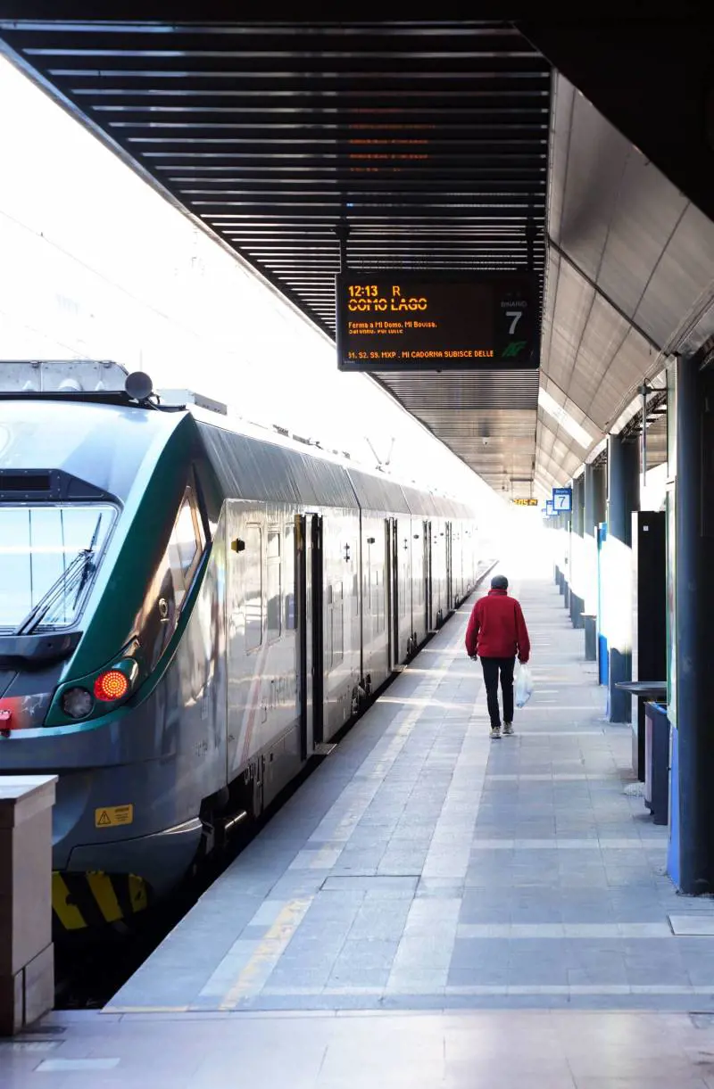 Donna sotto al treno alla stazione di Parabiago: forti disagi nella circolazione