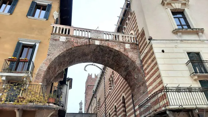 Piazza Erbe a Verona e il mistero dell’arco della costa