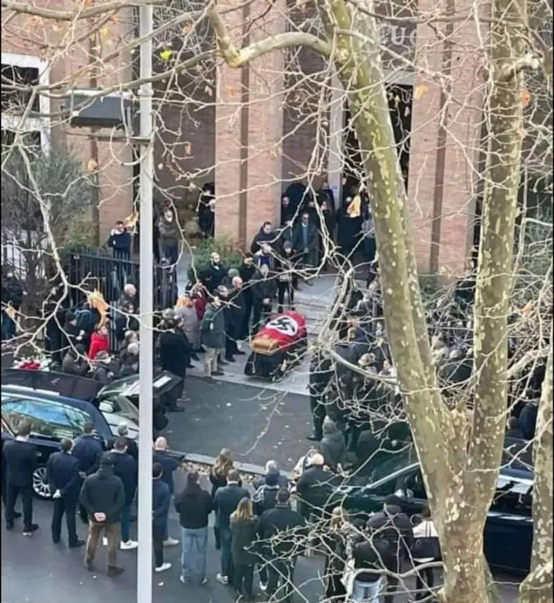 Al funerale una bara nazista: scoppia la polemica