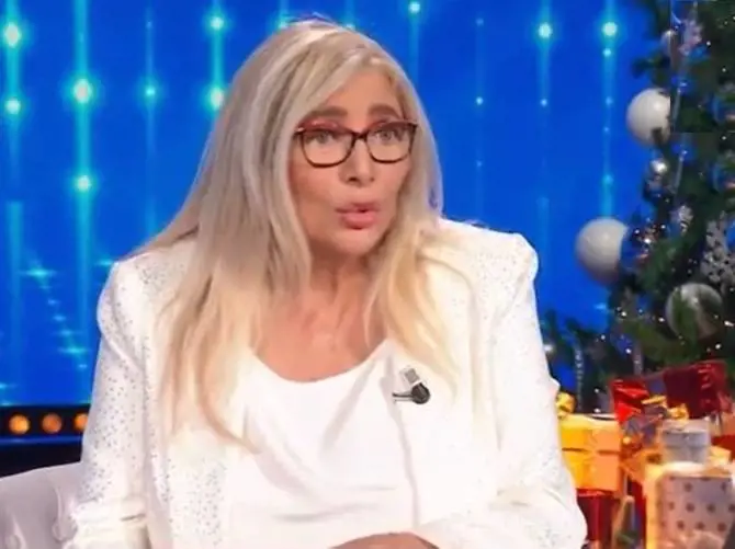 "Poverella è morta...". La gaffe della Venier con De Sica